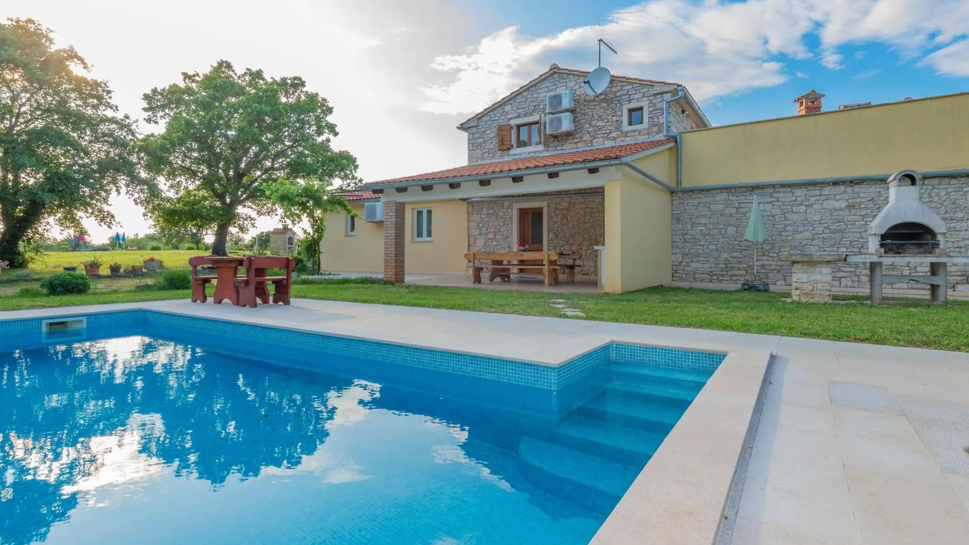 Villa Sergio, A Beautiful Rustic Villa With A Huge Garden Divsici